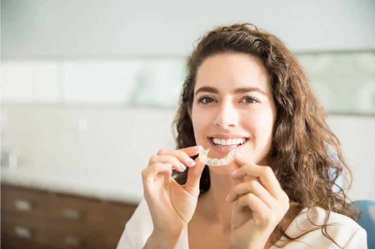 Una donna sorridente mentre indossa il suo apparecchio trasparente