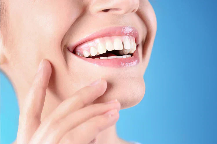 Una donna che sorride con uno spazio tra i denti anteriori.