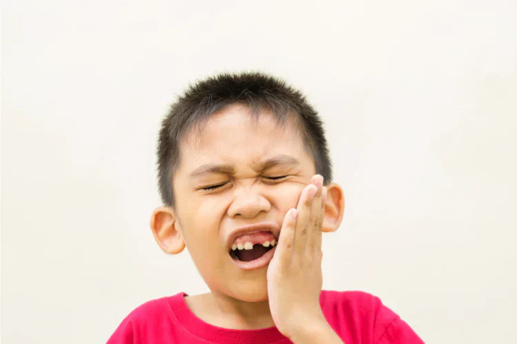 Un ragazzo con il mal di denti