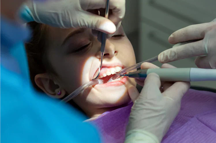 Una ragazza si sottopone a una procedura odontoiatrica nello studio di un dentista.