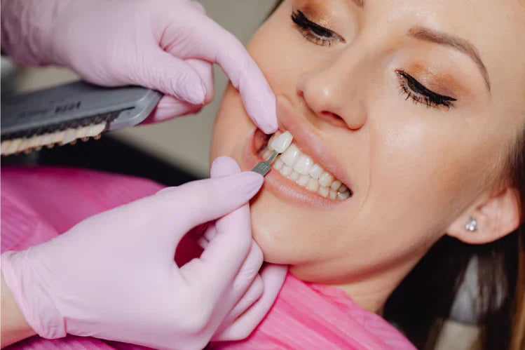 Un dentista applica una faccetta dentale a un paziente.