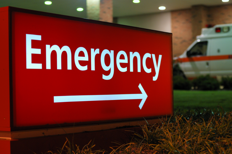 Un cartello con scritto "emergenza".