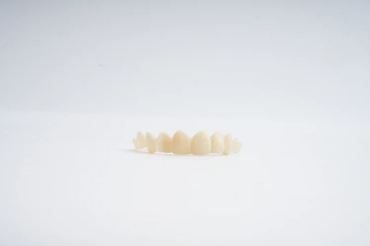 Faccette dentali applicate su una superficie piana.