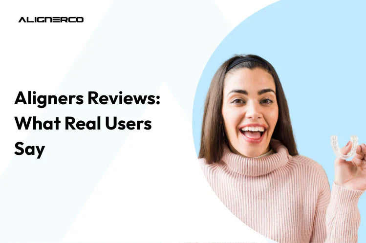 Una giovane donna sorride con gioia mentre tiene in mano degli allineatori trasparenti.